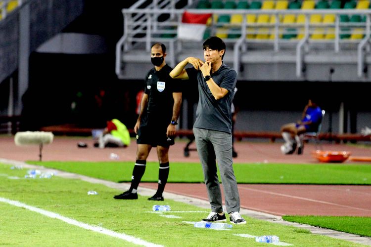 Pelatih Timnas Indonesia Shin Tae-yong saat pertandingan Kualifikasi Piala Asia U20 2023 melawan Timor Leste  yang berakhir dengan skor 4-0 di Stadion Gelora Bung Tomo, Surabaya, Rabu (14/9/2022) malam.