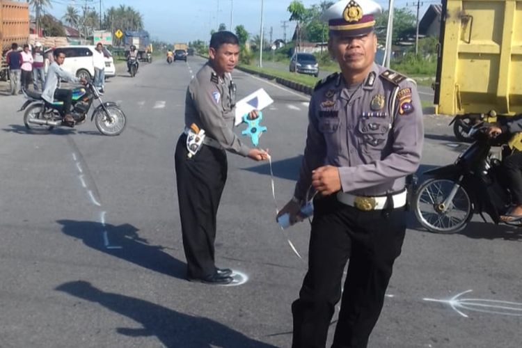 Polisi menggelar olah TKP di lokasi lakalantas yang menewaskan pengemudi ojek, Jumat (20/12/2019)