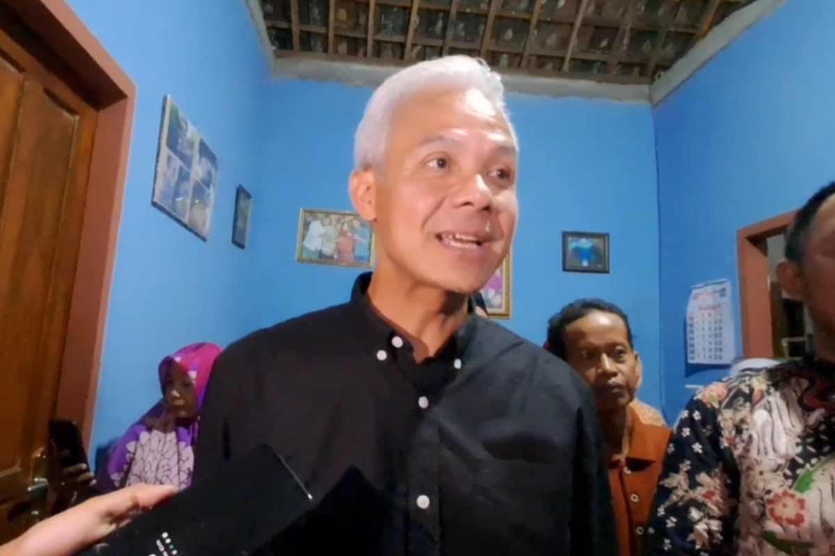 Calon Presiden (Capres) nomor tiga, Ganjar Pranowo saat melakukan kunjungan ke Kota Solo, Jawa Tengah (Jateng), pada Sabtu (23/12/2023).
