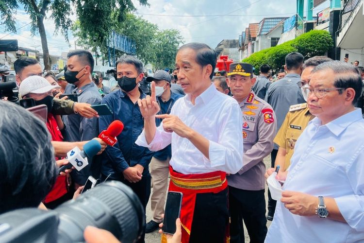 Presiden Joko Widodo saat memberikan keterangan pers kepada awak media di Kota Pontianak, Provinsi Kalimantan Barat, pada Selasa (29/11/2022).