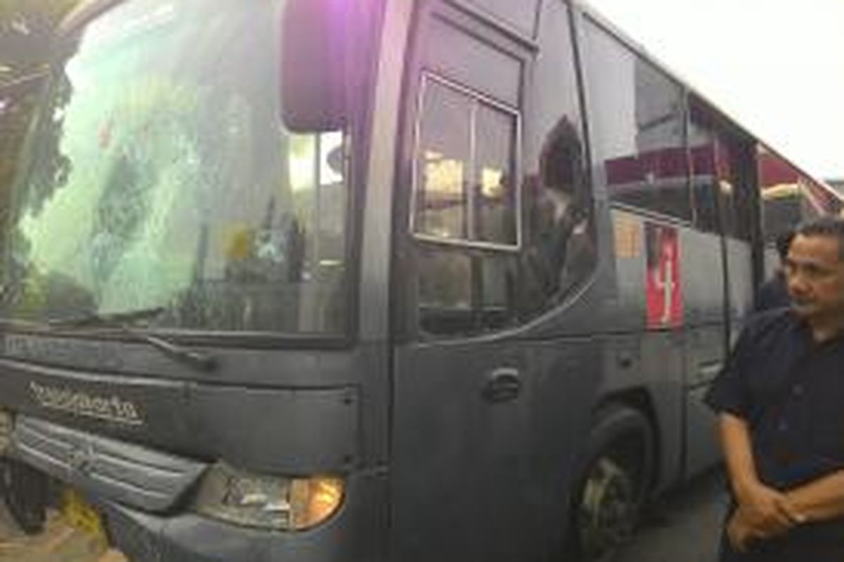 Sebuah bus Transjakarta ?bernomor polisi B 7500 IX menabrak delapan motor dan tiga mobil ketika melintas dari arah Kuningan menuju perempatan Mampang Prapatan, Jakarta Selatan, Senin (22/6/2015) pagi. 