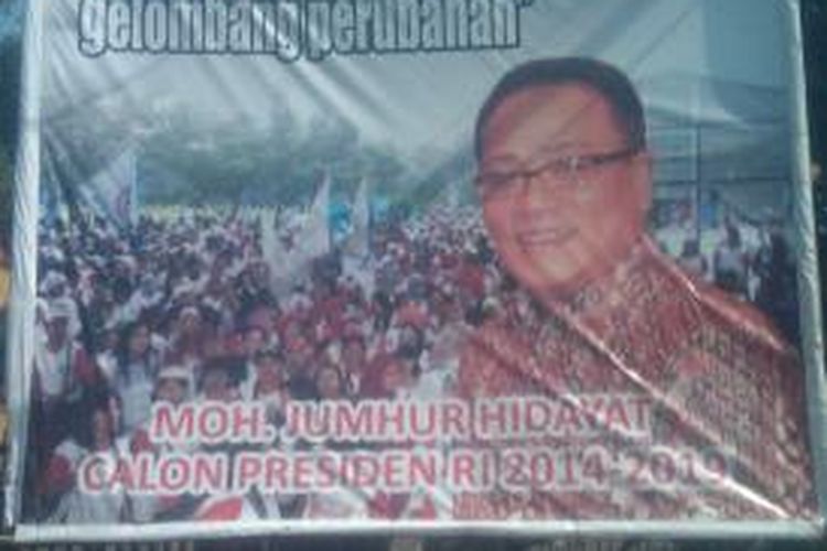 Baliho calon Presiden RI 2014 Mohammad Jumhur terpampang di jalan Kota Bandung.