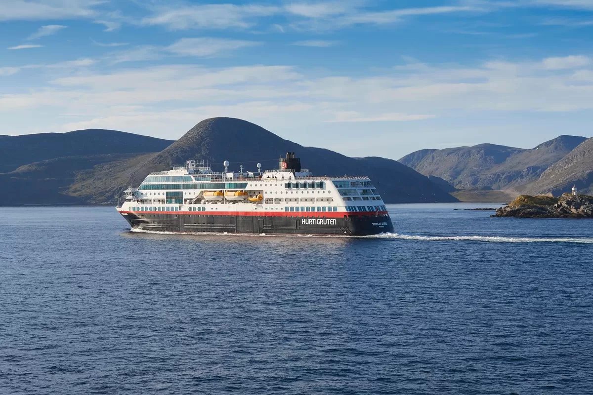 Ilustrasi kapal pesiar Hurtigruten. Sebelumnya, pada Oktober 2025, kapal pesiar Norwegia, Hurtigruten, berlayar menyusuri pantai dari Bergen ke Kirkenes dalam perjalanan pergi-pulang.