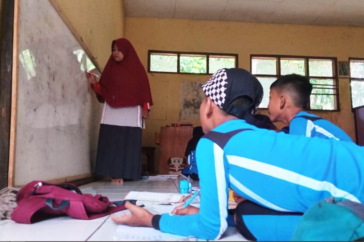 Puluhan murid SDN Karrya Sakti Cianjur, Jawa Barat, terpaksa belajar di lantai kelas karena meja kursi rusak