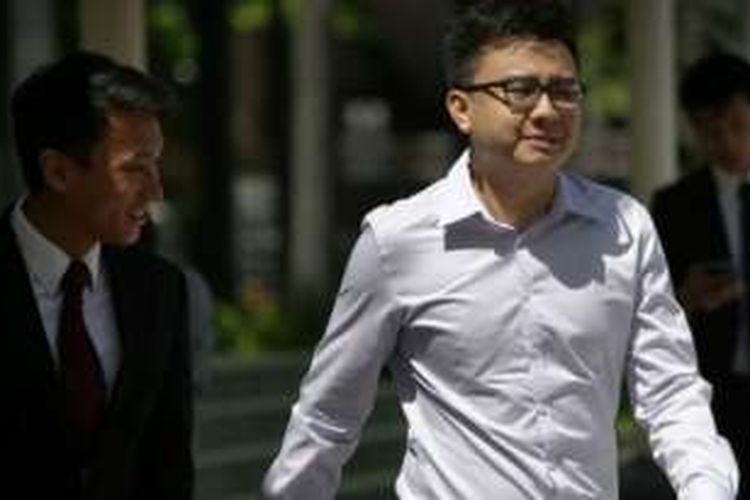 Yang Kaiheng (kanan) didampingi pengacaranya saat tiba di pengadilan Singapura.