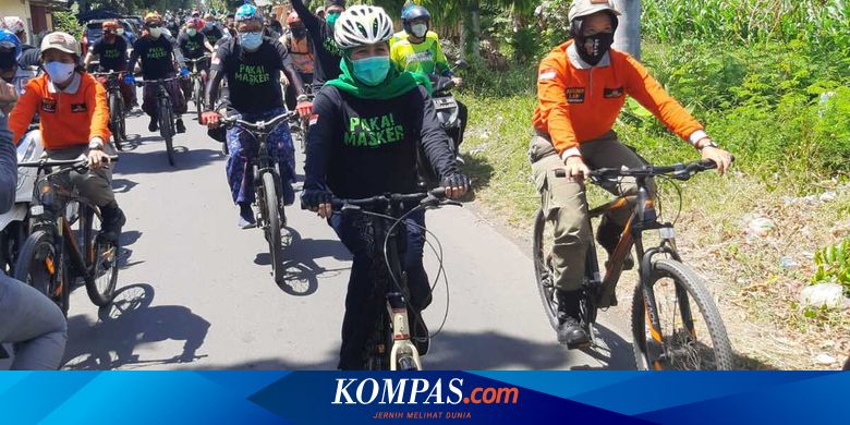 Kampanye Protokol Kesehatan, Khofifah Gowes Bersarung di Situbondo