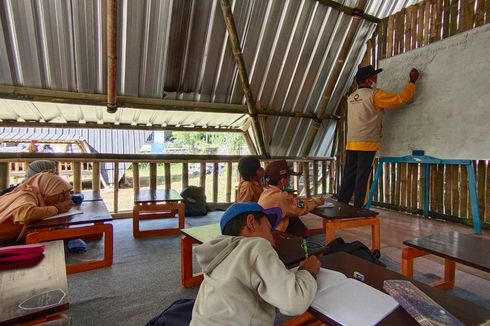 Menengok Sekolah Darurat untuk Penyintas Semeru: Senang Bisa Lihat Kera, Tapi Ga Ada Kamar Mandi