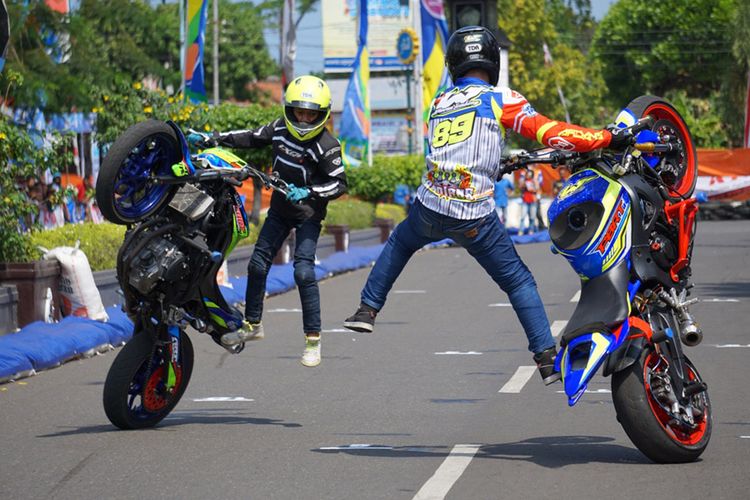 Wawan Tembong dan Wahyu Nugroho, kakak-beradik yang melakukan freestyle dengan motor Yamaha.