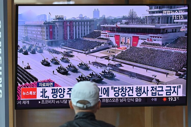 Seorang pria memerhatikan tayangan televisi parade militer yang digelar Korea Utara, menunjukkan defile pasukan dan senjata, di Seoul, Korea Selatan, pada 10 Oktober 2020. Korea Utara diprediksi bakal menunjukkan senjata canggihnya pada perayaan 75 tahun partai penguasa, Partai Buruh Korea.
