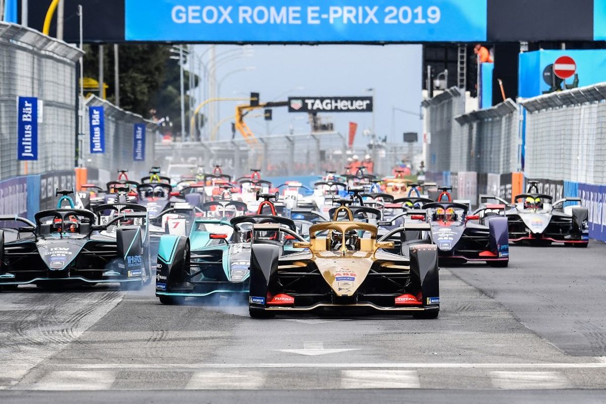 Pebalap Formula E dari tim Techeetah, Andre Lotterer (depan kanan), mengendarai mobilnya di posisi terdepan pada balapan Roma E-Prix 2019 yang dilangsungkan di Roma, Italia, pada 13 April 2019.