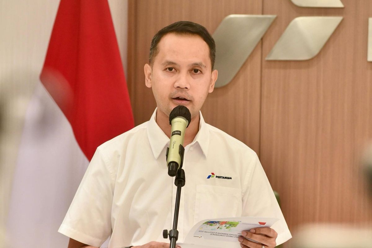 Vice President Corporate Communication Pertamina Fadjar Djoko Santoso pada Press Conference Pertamina di Jakarta, Senin (14/4/2025). 