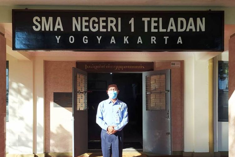 Kepala SMAN 1 Teladan Yogyakarta Drs. Miftakodin, MM., berada di depan pintu masuk sekolahnya. 
