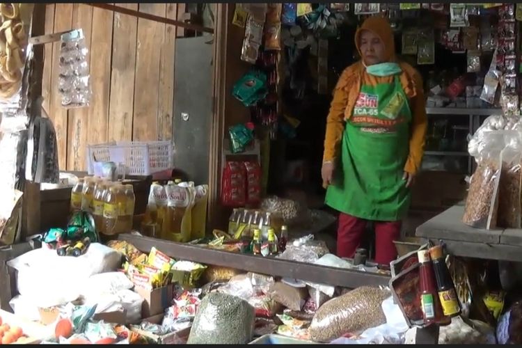 Penjual minyak goreng di Kendal. KOMPAS.COM/SLAMET PRIYATIN