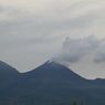 Kawah Gunung Lewotobi Keluarkan Asap Putih dengan Intensitas Tebal Setinggi 1 Kilometer