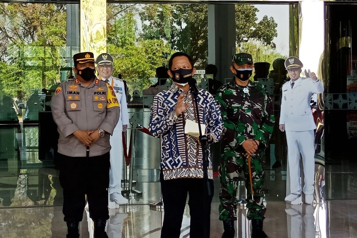 Menteri Dalam Negeri (Mendagri) Muhammad Tito Karnavian saat berkunjung ke Balai Kota Tangerang Selatan, Selasa (27/7/2021).