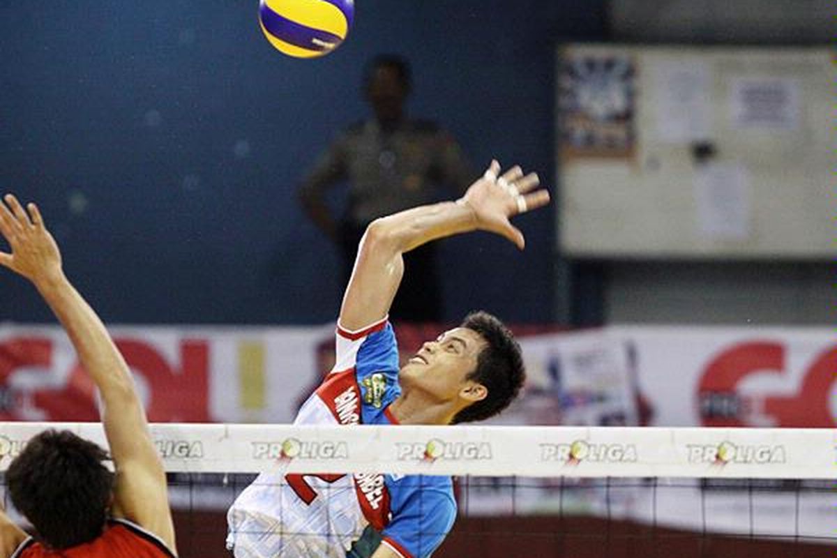 Pemain Palembang Bank Sumsel Babel, Agung Segandi (kanan), mensmes bola saat menghadapi Surabaya Samator dalam babak empat besar turnamen Sampoerna Hijau Voli Proliga di gedung basket Senayan, Jakarta, Sabtu (14/5). Palembang Bank Sumsel Babel menang 27-25, 32-30, dan 25-22.