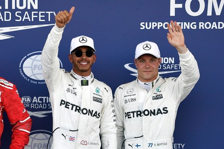 Pebalap Mercedes, Lewis Hamilton (kiri), berpose dengan rekan satu timnya, Valtteri Bottas, setelah sesi kualifikasi GP Azerbaijan di Sirkuit Baku City, 24 Juni 2017.