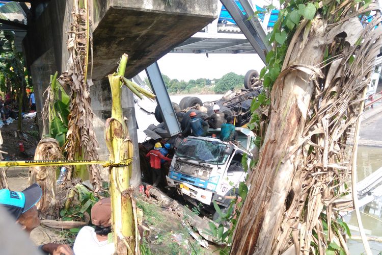 Proses pemotongan badan truk korban jembatan Widang-Babat yang ambruk.