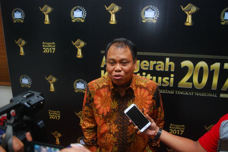 Ketua Mahkamah Konstitusi Arif Hidayat saat diwawancara usai menghadiri acara Malam Puncak Anugerah Konstitusi 2017, di Pusat Pendidikan Pancasila dan Konstitusi MKRI, Cisarua, Puncak, Bogor, Jawa Barat, Jumat (10/11/2017). 