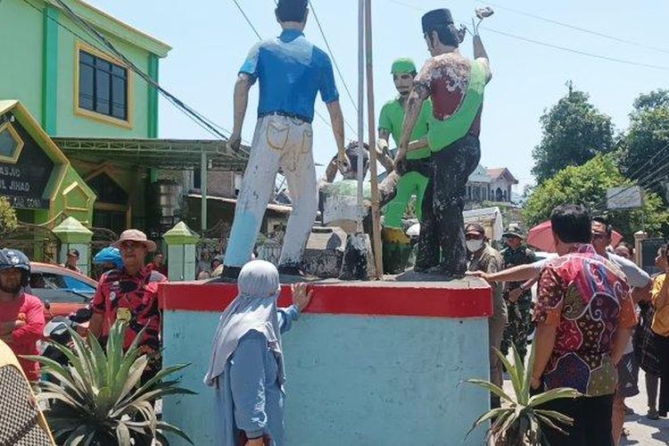 Suasana warga menolak pembongkaran Patung Massa di Gowa, Sulawesi Selatan, Kamis (7/9/2023). 