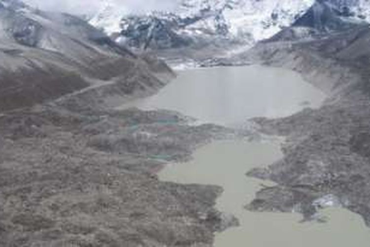 Imja Tsho, berada di ketinggian 5.000 meter di atas permukaan laut, 10 kilometer sebelah selatan puncak tertinggi dunia, Everest.  