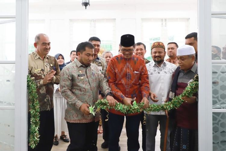 Plt Direktur Utama Bank Aceh, Bob Rinaldi bersama Pj Bupati Aceh Besar, Muhammad Iswanto, didamping melakukan pemotongan pita pada peresmian Bank Aceh Capem Seulimum, Aceh Besar, Kamis (5/1/2023)