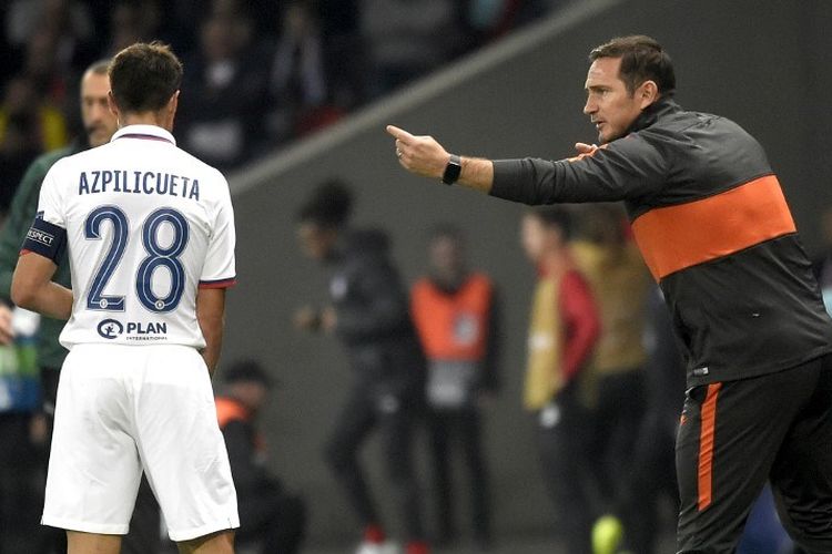 Frank Lampard memberi instruksi kepada Cesar Azpilicueta pada pertandingan Lille vs Chelsea dalam lanjutan Liga Champions di Stadion Pierre Maurroy, 2 Oktober 2019. 