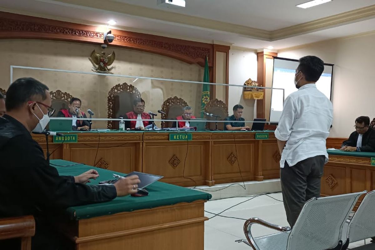 Terdakwa kasus korupsi terkait pengurusan dana Dana Insentif Daerah (DID) Kabupaten Tabanan Tahun 2018, I Dewa Nyoman Wiratmaja,   saat mendengar pembacaan putusan dari majelis hakim Pengadilan Tipikor Denpasar pada Selasa (23/8/2022). Kompas.com/ Yohanes Valdi Seriang Ginta