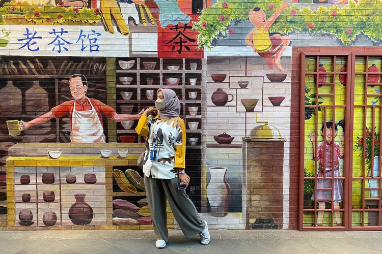 Pengunjung berfoto di mural artistik di Old Shanghai, yang bergambar budaya tradisional atau cerita khas kota besar di Negeri Tiongkok. 