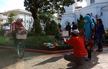 Berfoto Ala Noni Belanda di Taman Srigunting Kota Lama Semarang, Mau?