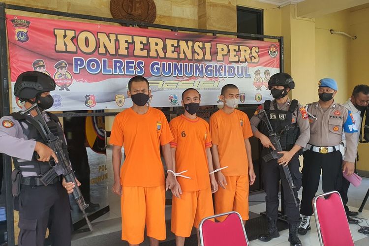 Tiga Pencuri kayu di Kapanewon Karangmojo, saat jumpa pers di Mapolres Gunungkidul Rabu (20/7/2022)