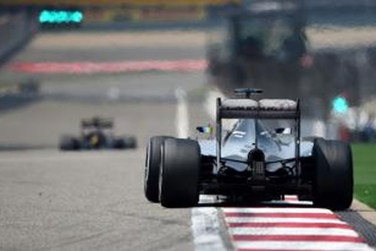 Pebalap Mercedes asal Inggris, Lewis Hamilton, memacu mobilnya pada sesi latihan bebas pertama GP China di Sirkuit Shanghai, Jumat (10/4/2015).