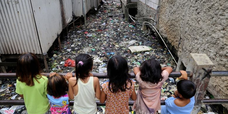 Sejumlah anak bermain di Kali Gendong, Waduk Pluit, Penjaringan, Jakarta Utara, Selasa (14/3/2017). Kurangnya kesadaran masyarakat membuang sampah sembarangan mengakibatkan sampah plastik dari rumah tangga nyaris menyerupai daratan tersebut menumpuk di sepanjang Kali Gendong.