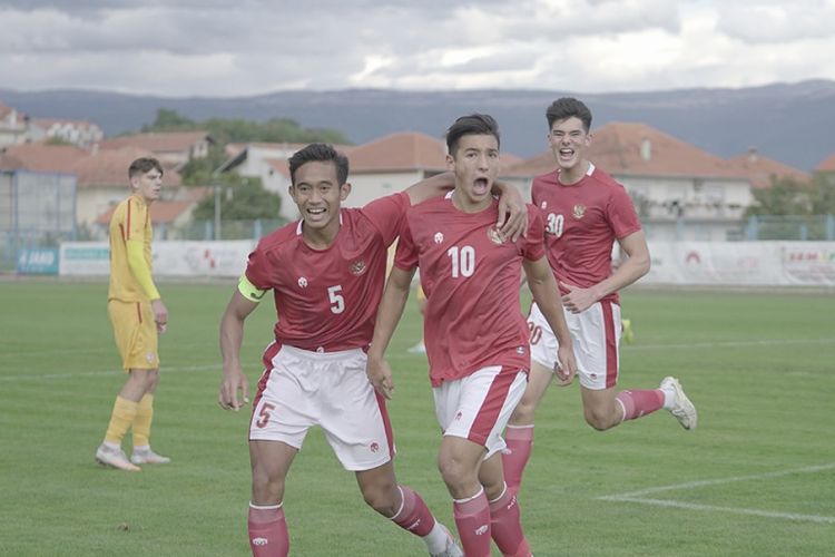 Jack Brown (nomor punggung 10), Rizky Ridho (5), dan Elkan Baggott (30) merayakan gol timnas U19 Indonesia ke gawang Makedonia Utara pada Minggu (11/10/2020) di Kroasia.