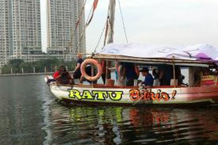 Salah satu perahu wisata yang dapat digunakan oleh wisatawan di Ancol.