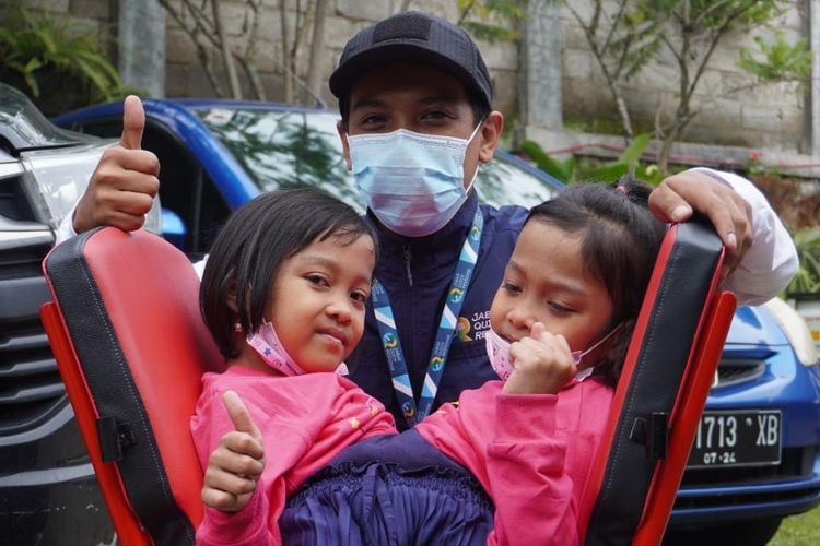Tim Jabar Quick Respons saat memberikan kursi roda khusus bagi anak kembar siam Putri dan Dewi di Bandung beberapa waktu lalu. 
