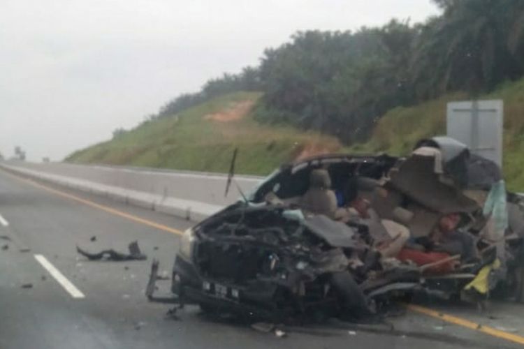 Kondisi mobil Innova rusak berat usai menabrak truk di jalan tol Pekanbaru-Dumai, Riau, yang mengakibatkan lima orang tewas, Rabu (13/1/2021).