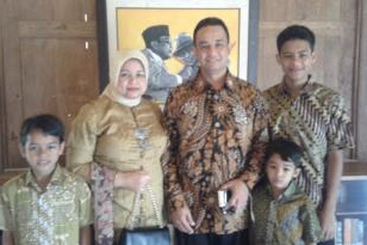 Menteri Kebudayaan dan Pendidikan Dasar dan Menengah Anies Baswedan, bersama istri dan tiga putranya, berfoto sebelum menghadiri pelantikan menteri, Senin (27/10/2014).