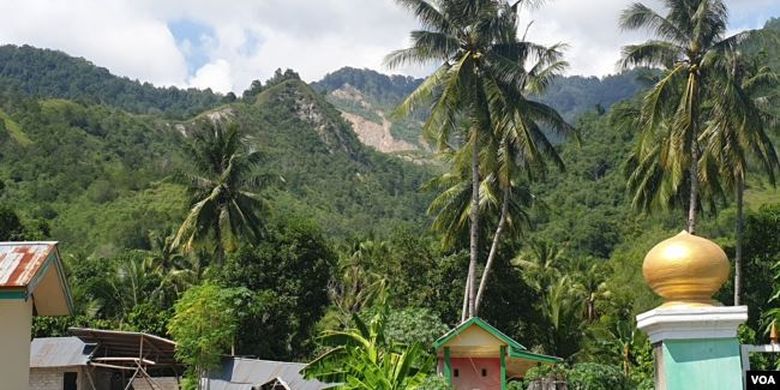 Rekahan di gunung Tinombu yang terbelah akibat longsor diguncang gempa bumi pada 2018,berada tidak jauh dari areal pemukiman masyarakat desa Poi, Kecamatan Dolo Selatan, Kabupaten Sigi, Sulawesi Tengah, 9 Desember 2019.