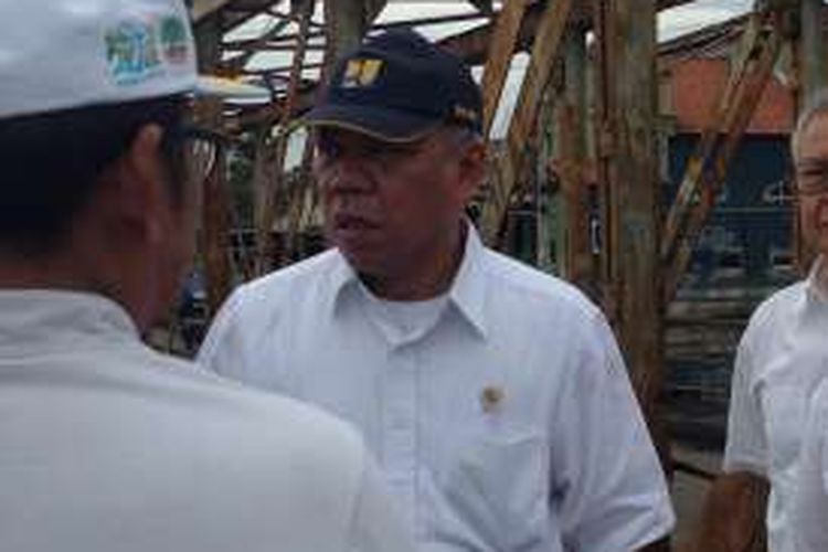 Menteri Pekerjaan Umum dan Perumahan Rakyat Basuki Hadimuldjono melakukan pantauan jalur mudik yang tergenang rob di Semarang, Minggu (19/6/2016)