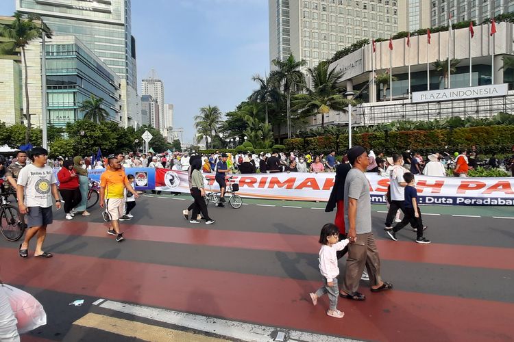 Warga membentangkan spanduk ucapan terima kasih kepada Gubernur DKI Anies Baswedan di depan Plaza Indonesia, Jakarta Pusat, Minggu (16/10/2022) pagi. Spanduk itu bertuliskan Terima Kasih Pak Anies dan Terima Kasih Anies Baswedan.