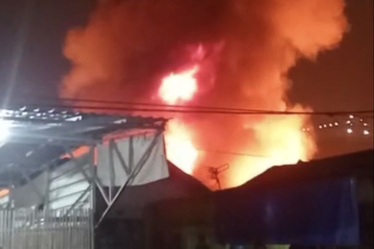 Puluhan kios pedagang, lapak rongsok, dan penjual kayu di Jalan Profesor Muhammad Yamin,  Duren Jaya, Bekasi Timur, Kota Bekasi, Jawa Barat  terbakar pada WIB Sabtu (31/7/21) pukul 20.30.