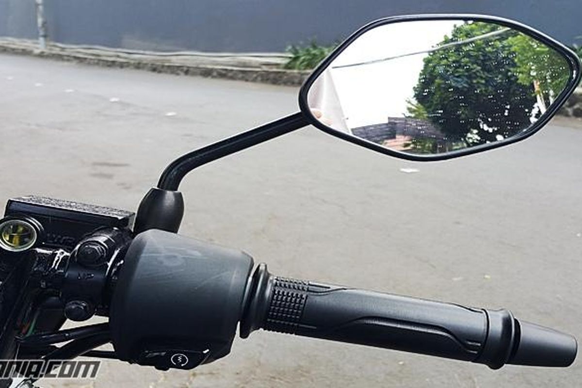 Kaca spion jadi faktor penting redam blind spot saat berekndara.