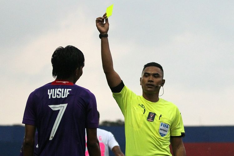 Pemain Persik Kediri Yusuf Meilana Fuad Burhani mendapat kartu kuning dari wasit Sance Lawita saat pertandingan babak penyisihan Grup D Piala Presiden 2022 melawan Persikabo 1973 yang berakhir dengan skor 0-1 di Stadion Kanjuruhan Kepanjen, Kabupaten Malang, Minggu (12/6/2022) sore.