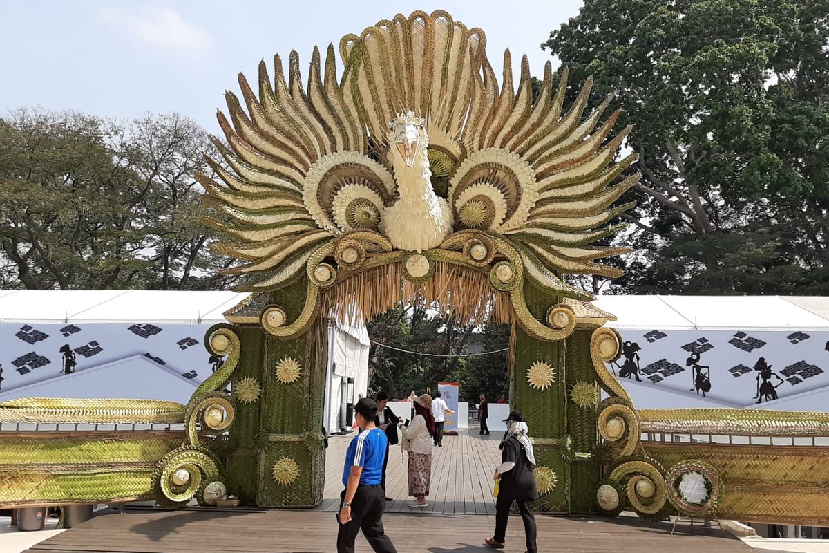 Gapura berbentuk burung garuda karya seniman Bali yang bisa ditemui pada Pekan Kebudayaan Nasional (PKN) dari tanggal 7 sampai 13 Oktober 2019 di Kompleks Istora Gelora Bung Karno, Jakarta.