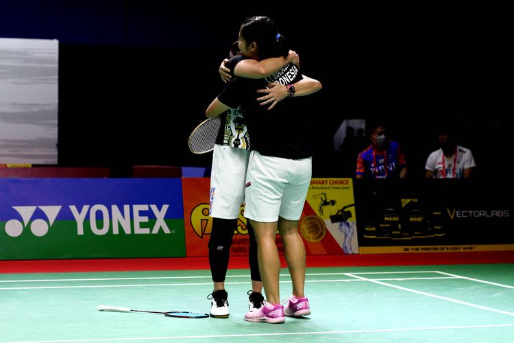 Ganda putri Indonesia Lanny Tria Mayasari dan Ribka Sugiarto berpelukan seusai berhasil menyingkirkan pasangan Korea Selatan, Kim Min Ji dan Seung Yeon Seong di turnamen bulu tangkis Indonesia International Challenge 2022 di GOR Platinum Araya Malang, Sabtu (15/10/2022) malam. 