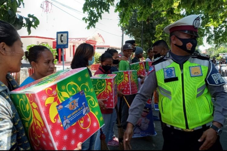 Foto: Aparat Kepolisian Resor (Polres) Sikka, NTT, menyerahkan paket sembako di sejumlah lokasi di Kota Maumere, Kamis (8/9/2022).