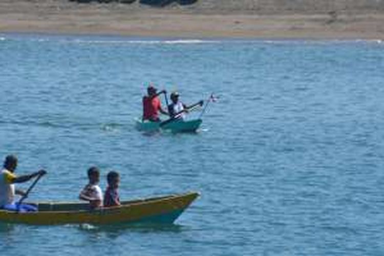 Nelayan siap mengikuti perlombaan perahu dayung yang diselenggarakan oleh panitia HUT RI bersama dengan Pemerintah Kecamatan Borong di sekitar Dermaga Borong, NTT, Jumat (19/8/2016).