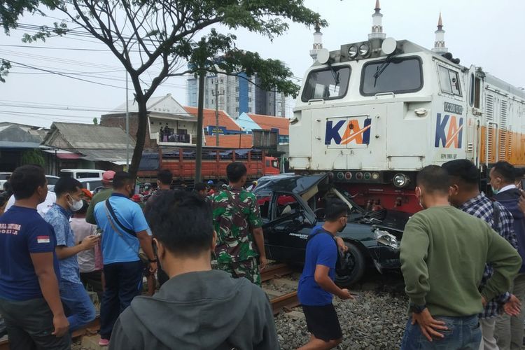 Mobil sedan ringsek tertabrak Kereta Api Jayabaya di perlintasan kereta api tanpa palang pintu, yang berada di Desa Plosowahyu, Kecamatan/Kabupaten Lamongan, Jawa Timur, Selasa (18/4/2023).