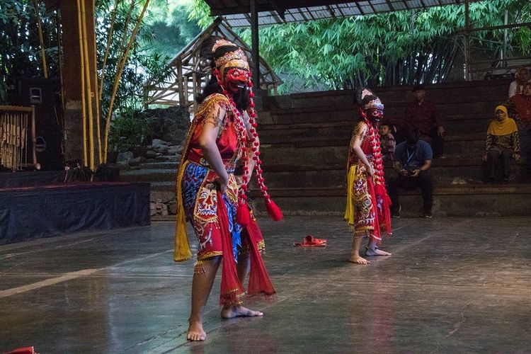 Para penari tari topeng Cirebon sedang memeragakan babak kedua dari tarian tersebut di Saung Angklung Udjo, Bandung, Kamis (16/1/2020).